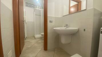 Douche, sĂšche-cheveux, bidet, serviettes fournies