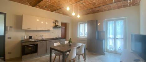 Ugn, spishäll, kaffe- och tebryggare och vattenkokare