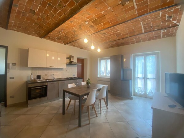 Un four, surface de cuisson, cafetière-théière, bouilloire électrique