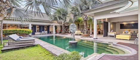 Kolam renang outdoor