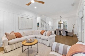 Smart-tv, böcker och kontor