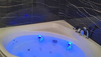 Een bubbelbad, een haardroger, handdoeken, zeep