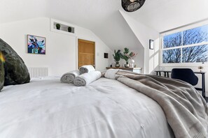 3 bedrooms, desk, iron/ironing board, free WiFi