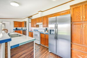 House (3 Bedrooms) | Interior - 3 Mi to Green River Lake: Quiet Farmhouse w/ Yard (Campbellsville)