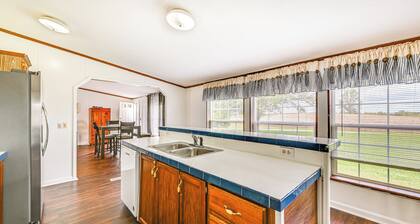 3 Mi to Green River Lake: Quiet Farmhouse w/ Yard