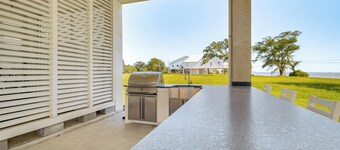 Walk to Beach: Oceanfront Home w/ Outdoor Kitchen
