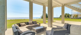 Walk to Beach: Oceanfront Home w/ Outdoor Kitchen