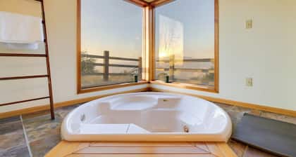 Simple Life Ranch w/ Hot Tub & Sauna in Keene!