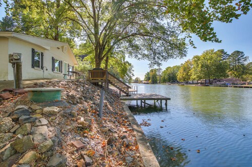 Lakefront Escape w/ Boat Docks in Hot Springs!