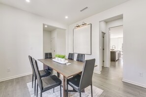 House (5 Bedrooms) | Interior