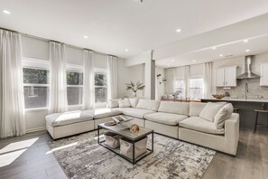 House (5 Bedrooms) | Interior
