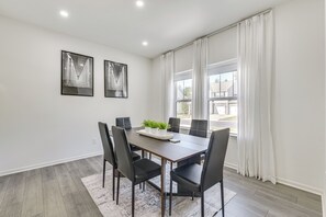 House (5 Bedrooms) | Interior