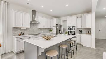 House (5 Bedrooms) | Interior