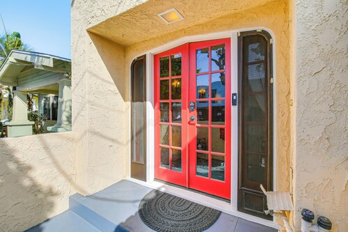 1 Mi to Ocean! Home w/ Rooftop Deck in Long Beach