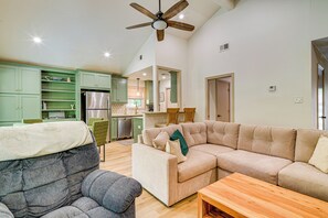 House (3 Bedrooms) | Interior - 4 Mi to Texas A&m: Home w/ Large Yard! (College Station)