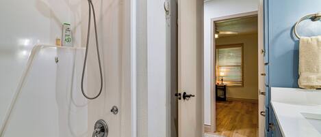Une salle de bain avec une douche, des toilettes et un lavabo.