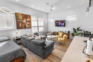4 Schlafzimmer, Schreibtisch, Bügeleisen/Bügelbrett, Reisekinderbett