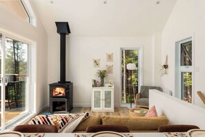 TV, fireplace - La Selva - Intimate getaway & river access (Sainte-Béatrix)