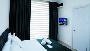 Caixa forta a l'habitació, escriptori i cortines opaques 