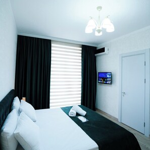 セーフティボックス (室内)、デスク、遮光カーテン、防音設備