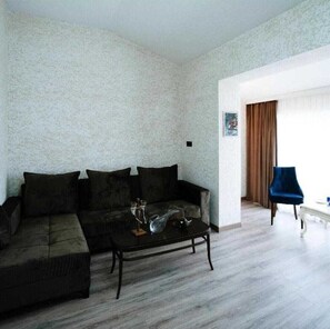 1 habitación, caja de seguridad en la habitación y escritorio 