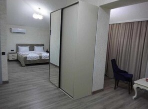 Caja fuerte, escritorio, cortinas opacas y sistema de insonorización