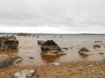 LAKEVIEW LODGE, pet friendly, with a garden in Knockmore, County Mayo