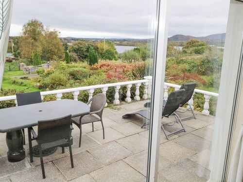 LAKEVIEW LODGE, pet friendly, with a garden in Knockmore, County Mayo