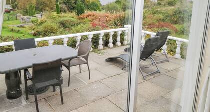 LAKEVIEW LODGE, pet friendly, with a garden in Knockmore, County Mayo