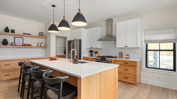 Jääkaappi, mikroaaltouuni, uuni, liesi