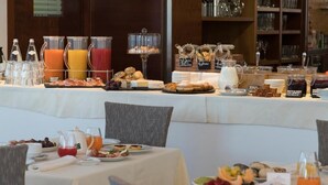 A breakfast buffet with various food items, beverages, and a coffee station. - Hotel Sporting Trento (Trento)