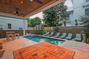 Lämmitetty uima-allas