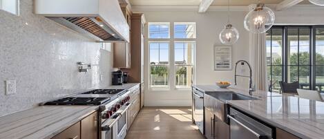 Kühlschrank, Mikrowelle, Ofen, Geschirrspüler