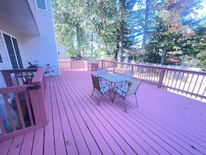 Outdoor dining - 3-bedroom pet-friendly house in Gaithersburg AC, WiFi, deck, and fenced in yard (Gaithersburg)