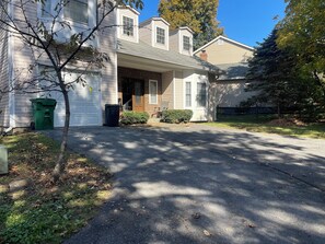 Exterior - 3-bedroom pet-friendly house in Gaithersburg AC, WiFi, deck, and fenced in yard (Gaithersburg)