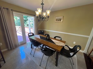 Dining - 3-bedroom pet-friendly house in Gaithersburg AC, WiFi, deck, and fenced in yard (Gaithersburg)