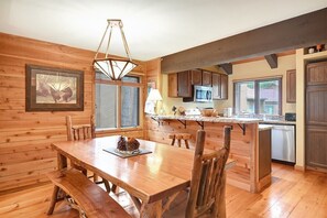 Dining - Wildflower 62: Nice Condo, Close to the Green Line (Mammoth Lakes)