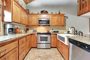 Jääkaappi, mikroaaltouuni, uuni, liesi