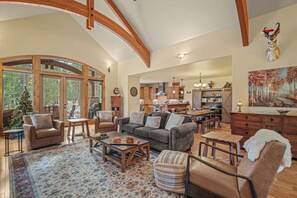 Télévision, cheminée, baby-foot, table de tennis de table