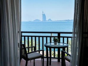 ลักซ์ชัวรี่อพาร์ทเมนท์, 1 ห้องนอน, วิวทะเล, ริมทะเล | ลานระเบียง/นอกชาน