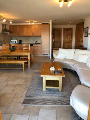Smart TV, fireplace, DVD player