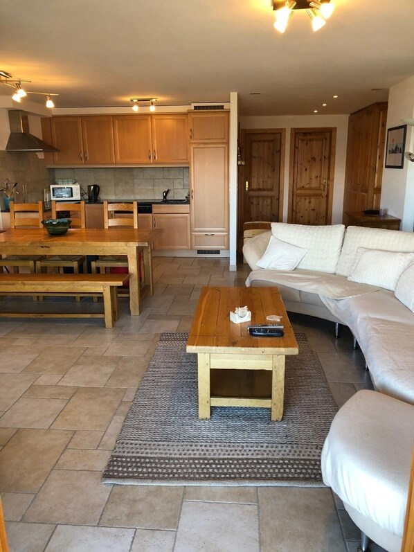 Smart TV, fireplace, DVD player