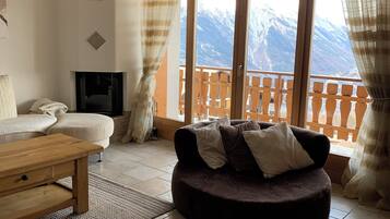 Smart TV, caminetto, lettore DVD