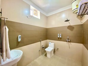 Standard Double Room | Bathroom - Hotel Wraveler Inn (Rishikesh)