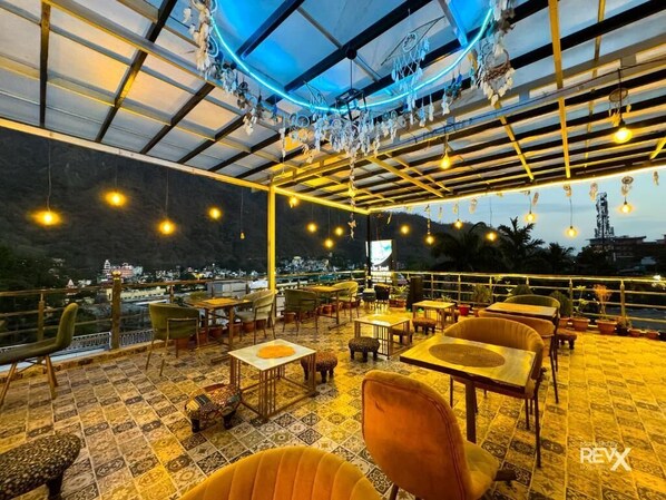 Rooftop terrace - Wraveler Inn by Wraveler Hostels (Rishikesh)