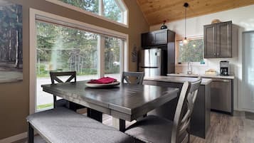 Full-sized fridge, microwave, oven, stovetop
