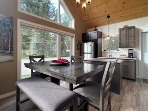 Full-size fridge, microwave, oven, stovetop - Geiler Corner Resort  (Wasagaming)