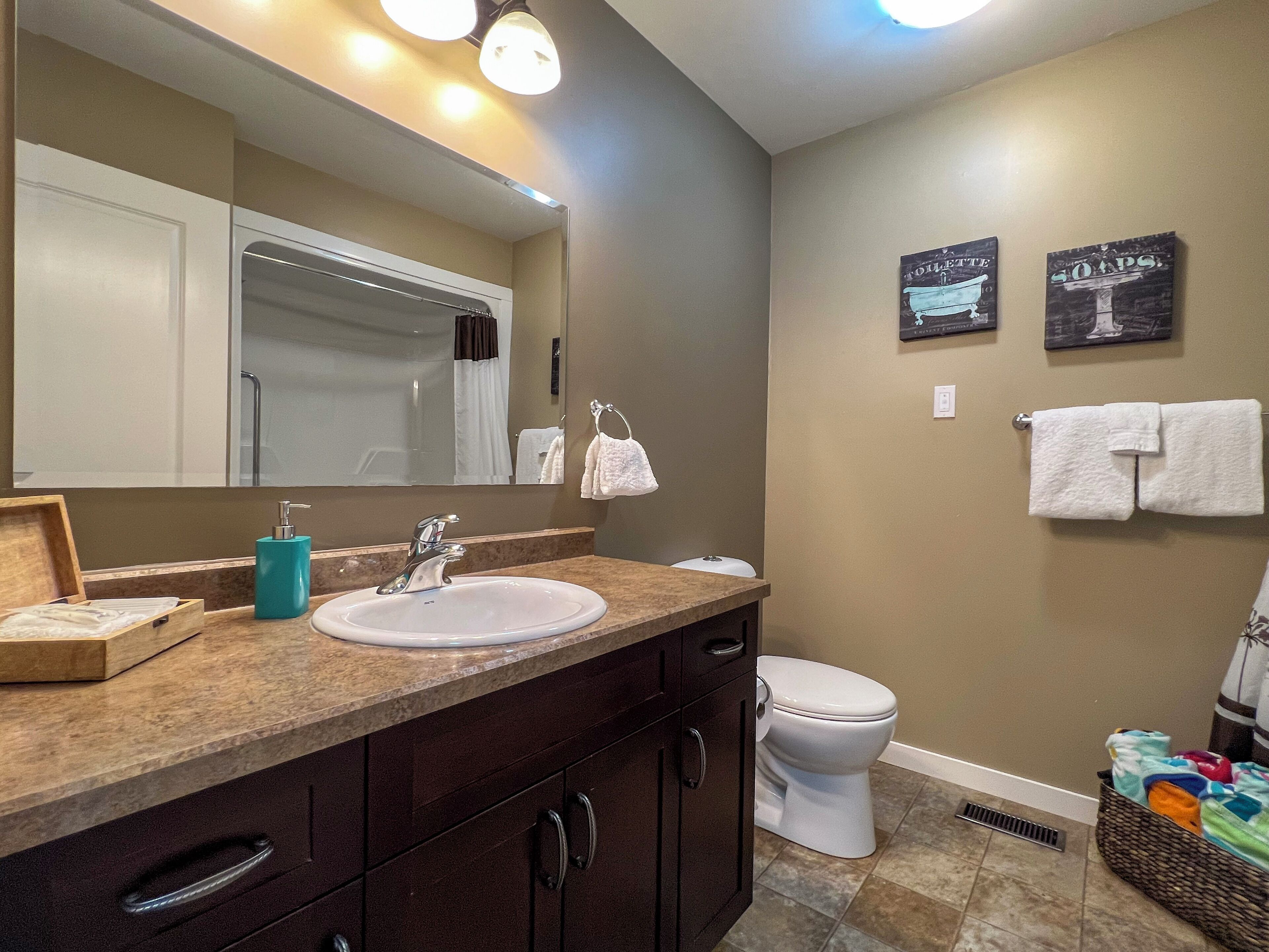 Combined shower/tub, towels, soap, toilet paper