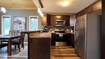 Full-size fridge, microwave, oven, stovetop