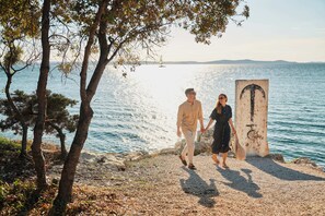 Plage privée, chaise longue, parasol, bar sur la plage